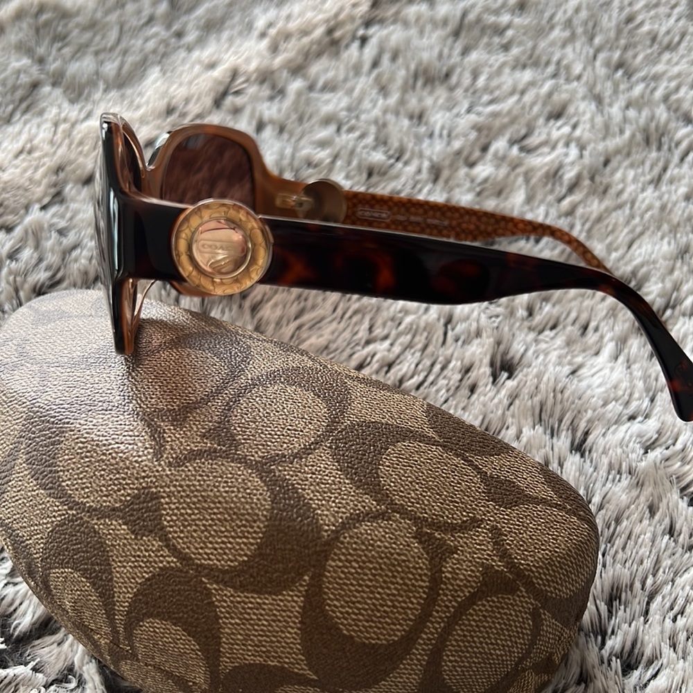 Coach sunnies 😎 - Picture 2 of 5